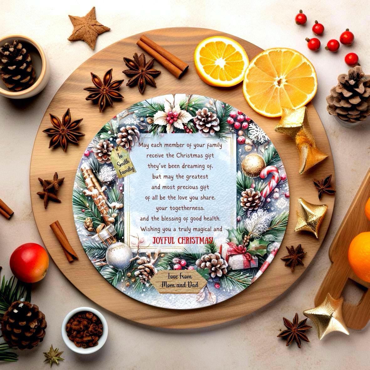 Round glass chopping board with a Christmas wreath and printed message, personalized with “To Smith Family” and “Love From Mom and Dad.” Designed as a heartfelt festive gift.